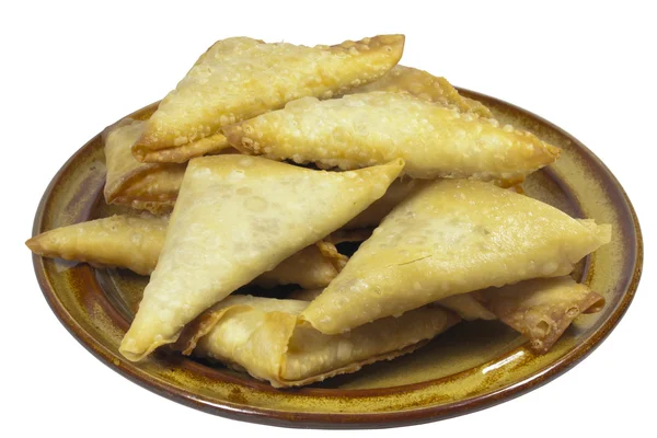 Placa marrón de bocadillos Samoosa plegados y recién fritos — Foto de Stock
