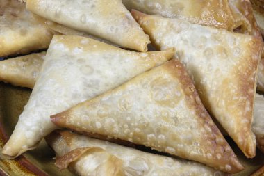 closeup katlanmış ve taze kızarmış samoosas