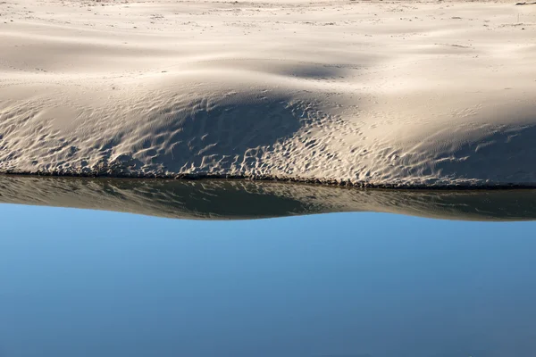 Topo do banco refletido na calma água da lagoa azul — Fotografia de Stock