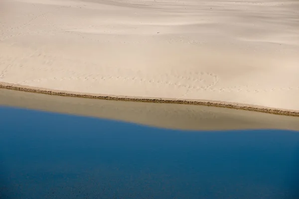 Αντανακλώντας θίνη άμμου στα γαλάζια λίμνη νερού — Φωτογραφία Αρχείου