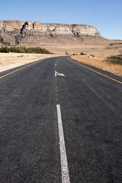 Krzywej w kraju asfaltowa droga z góry w tle — Zdjęcie stockowe
