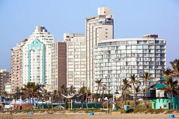 Wysoki durban beachfont Hotele widziana z plaży — Zdjęcie stockowe