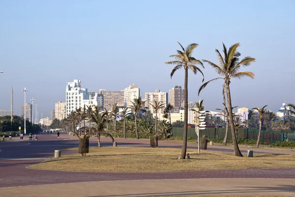 Gepflasterte Straße, die in Durbans goldene Meile führt — Stockfoto