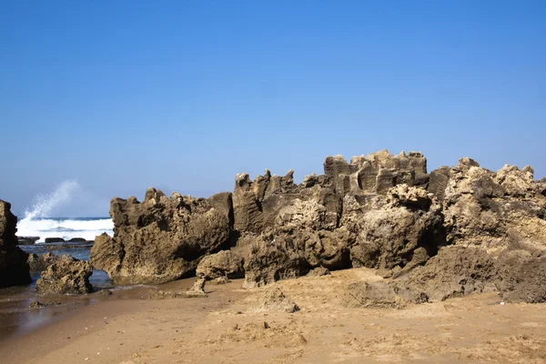 Formación de rocas rugosas en la playa de umdloti, Sudáfrica durban — Foto de Stock