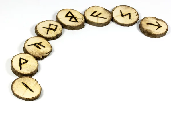 Affichage de symboles sur des runes en bois faites à la main — Photo