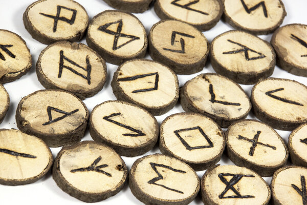 Символы крупного плана на коллекции деревянных рун
