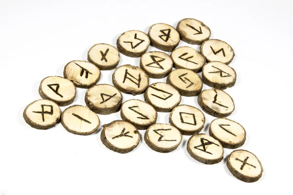 Símbolos nórdicos em coleção de runas de madeira feitas à mão — Fotografia de Stock
