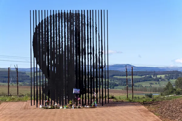 Escultura de metal de Nelson Mandela en el sitio de captura de Howick Fotos de stock