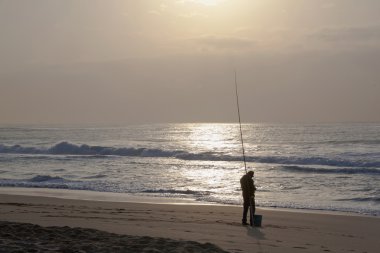 Sabah erken balıkçı Durban'ın Blue Lagoon Beach üzerinde