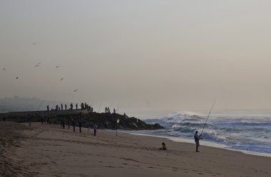 Sabah erken balıkçılar Durban'ın Blue Lagoon Beach üzerinde
