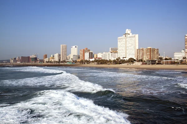 Oceano vuoto e spiaggia contro lo skyline della città — Foto Stock