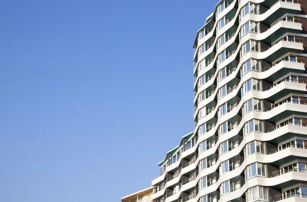 Sectie hoge stijging appartementen tegen blauwe hemel Rechtenvrije Stockfoto's