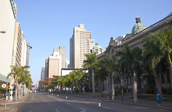 มุมมองตอนเช้าของ Smith Street นอก Durban City Hall — ภาพถ่ายสต็อก