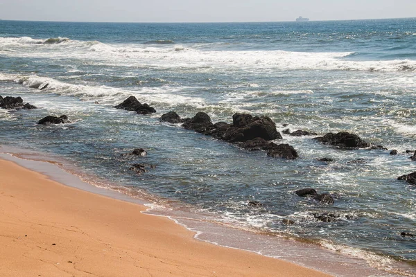 Olas Rompiendo Rocas Costa Playa —  Fotos de Stock