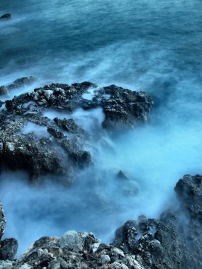 Mavi sorunlu dalış kayalarda.