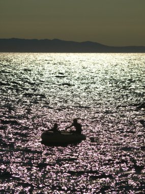 barco de vacaciones en el nivel del mar en los reflejos del sol sobre las olas.