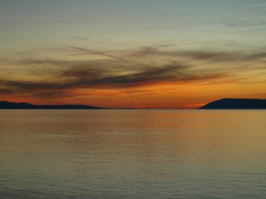 yukarıda Akdeniz, renkli gökyüzü, su seviyesi, rüzgarsız yansıma yaz günbatımı.
