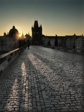 Sunrice eski taşlı Köprüsü'nde. Sabah erken Prag azizlerin heykelleri.