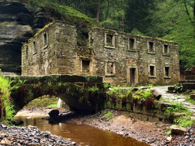 yüksek su seviyesi ile karanlık dağ nehir üzerinde ağır taşlı su değirmeni mahvetmek yağmurdan sonra göster.