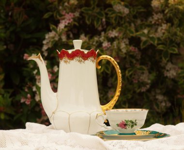 eski boyalı seramik sürahi ve Bahçe masada Kupası.