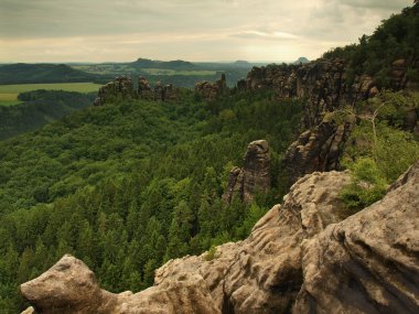 Yaz akşam fırtına Sakson İsviçre, gri gökyüzü kumtaşı kaya da önce. turistler ve dağcılar için cazip bir hedef.
