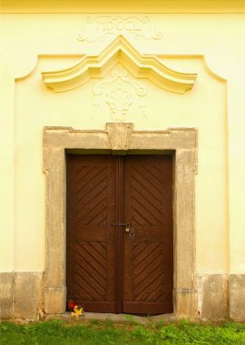on altıncı yüzyıl Kilisesi eski yan kapıya. Yeni boya ile yenileme duvar.