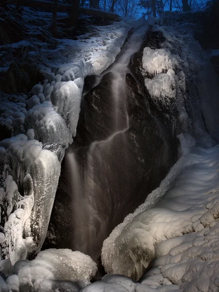 Icicles in trunk at waterfall. — Stock Photo, Image