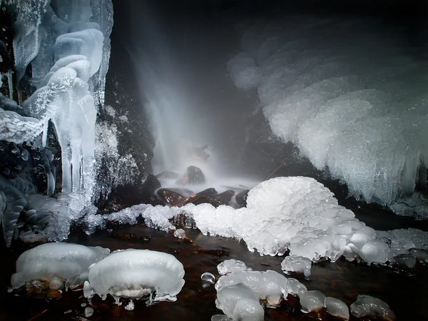 Icicles in trunk at waterfall. — Stock Photo, Image