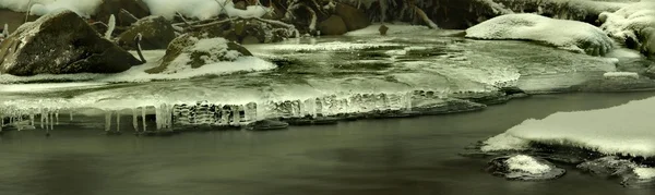 冬の夜、ストリームにつららと氷のような岩を表示します。. — ストック写真