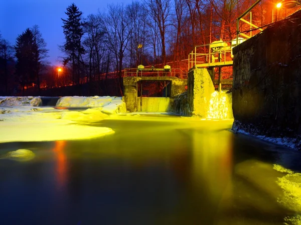 위 아래 겨울 밤입니다. 고 드 름 얼음, 냉 수에 있는 램프의 반사. — 스톡 사진