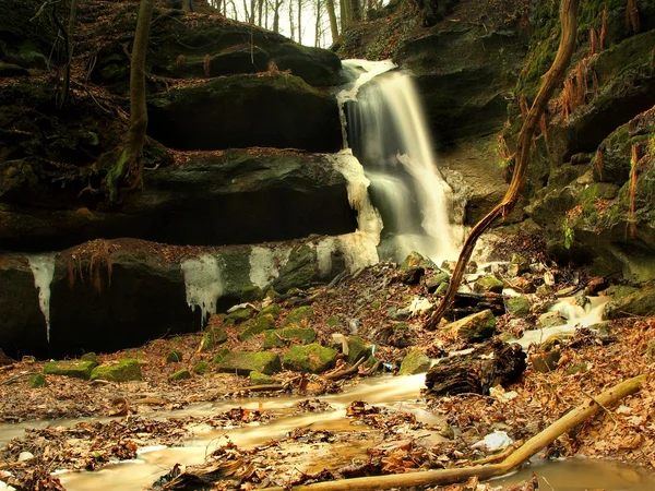 Basalt stenen en kleurrijke verlaat hieronder waterval in de herfst. — Stockfoto