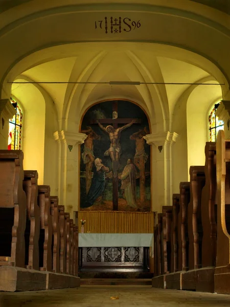 Interieur der Dorfkirche, hölzernes Kruzifix, Statuen, Holzbänke.. — Stockfoto