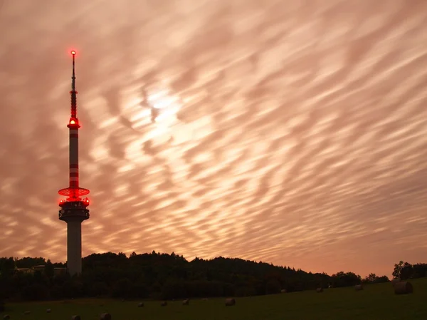 Noc pełnia, pylon, różowe niebo, trasmitter. — Zdjęcie stockowe