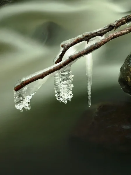 Νύχτα του χειμώνα Δες να icicles και παγωμένη ογκόλιθοι στο ρεύμα. — Φωτογραφία Αρχείου
