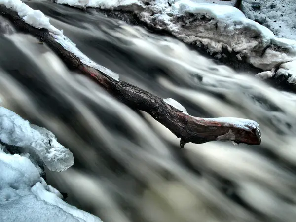 Icicles in trunk at waterfall. — Stock Photo, Image