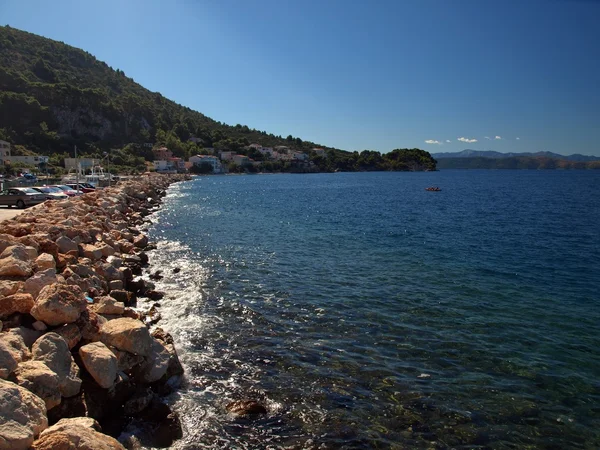 Bahía del Mar Mediterráneo. Pequeño pueblo con puerto para yates privados . —  Fotos de Stock