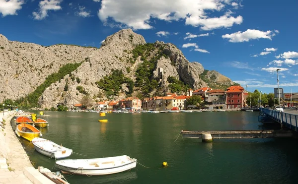 Old port in Croatia, blue sea at beach. — Stock Photo, Image