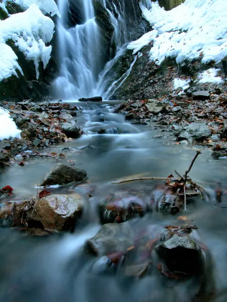 Vista noturna de inverno para icicles e pedras geladas no córrego . — Fotografia de Stock