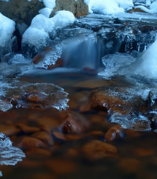 Nacht winter weergeven ijspegels en het ijzige rotsen in de stream. — Stockfoto