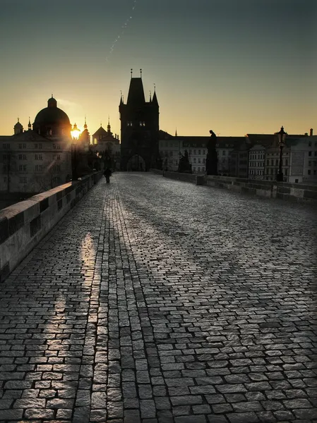 Sunrice a régi köves híd. Kora reggeli Prága szentek szobrai. — Stock Fotó