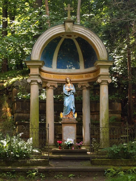 Standbeeld van Maagd Maria in klein dorp kapel ik de hoek van de kerkhof. — Stockfoto