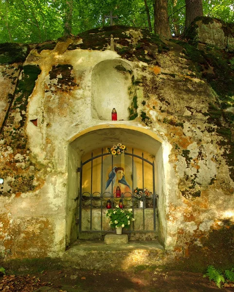 Verlassene Landkapelle mit Pflasterarbeiten. Innenraum verwüstet. — Stockfoto