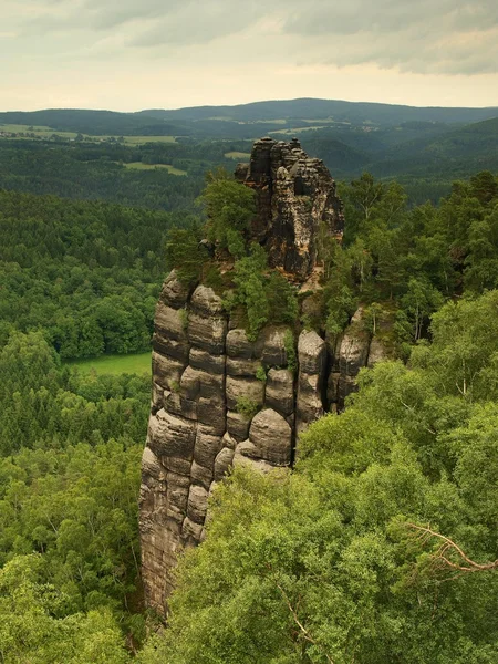Summer evening before storm in Saxon Switzerland, grey sky over sandstone rocks. Attractive destination for tourists and climbers. — Stock Photo, Image