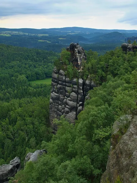 Yaz akşam fırtına Sakson İsviçre, gri gökyüzü kumtaşı kaya da önce. turistler ve dağcılar için cazip bir hedef. — Stok fotoğraf