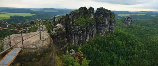 Summer evening before storm in Saxon Switzerland, grey sky over sandstone rocks. Attractive destination for tourists and climbers. — Stock Photo, Image