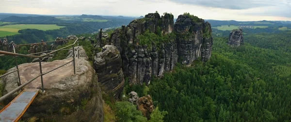 Yaz akşam fırtına Sakson İsviçre, gri gökyüzü kumtaşı kaya da önce. turistler ve dağcılar için cazip bir hedef.