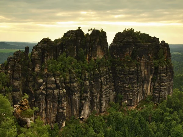 Tarde de verano antes de la tormenta en la Suiza sajona, cielo gris sobre rocas areniscas. Atractivo destino para turistas y escaladores . — Foto de Stock