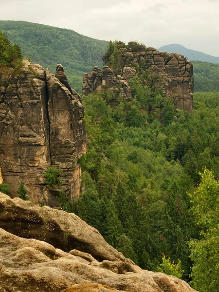 Sommerabend vor Sturm in der Sächsischen Schweiz, grauer Himmel über Sandsteinfelsen. Attraktives Ziel für Touristen und Bergsteiger. — Stockfoto