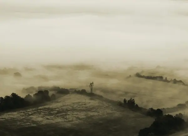 Vista hacia el campo de niebla con arbustos, bosques, pueblos, niveles de estanques al amanecer temprano en la mañana . — Foto de Stock
