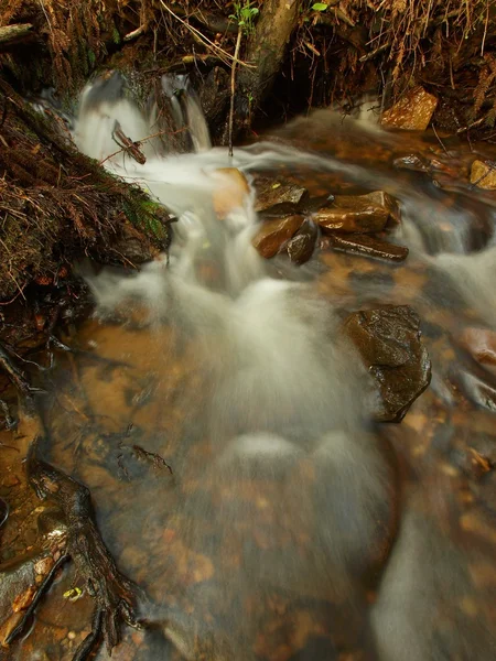 Kleine weir op bergbeek, water loopt over basalt stenen. — Stockfoto